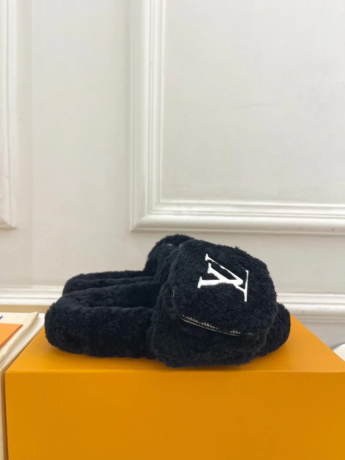 👟👟Ex-factory price 480👟👟 | Louis Vuitton 25𝐬𝐬 🧡💚2025 spring and summer new style top version⚠️ The counter features the latest LV wallet fur slippers, new hard goods🆕 ❥BS purchasing level! Full of high-end feel! A popular model among bloggers at home and abroad, it’s retro and fashionable and looks amazing on your feet! Mainly recommended model on the official website★ ━━━━━ ЅᏇєєt ━━━━━ ▪️Upper: Original custom-made wool ▪️Lining: imported goat hair lining ▪️Outsole: Original custom-made non-slip outsole ▪️Heel height: flat ▪️Shoe size: 35-39 (40.41.42 customization is not returnable)